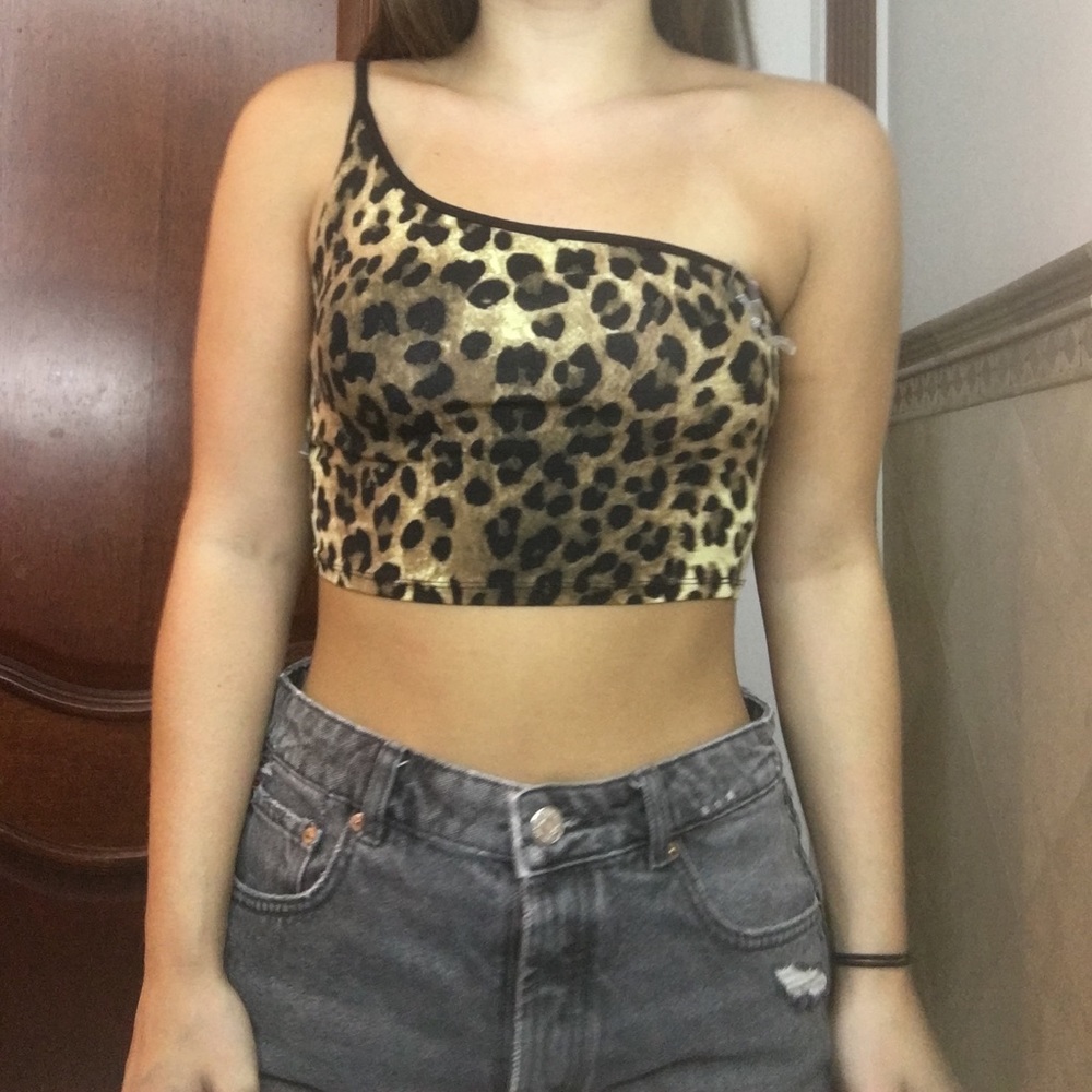 leopard one shoulder crop top